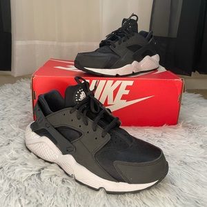Black/white Nike Huarache Run